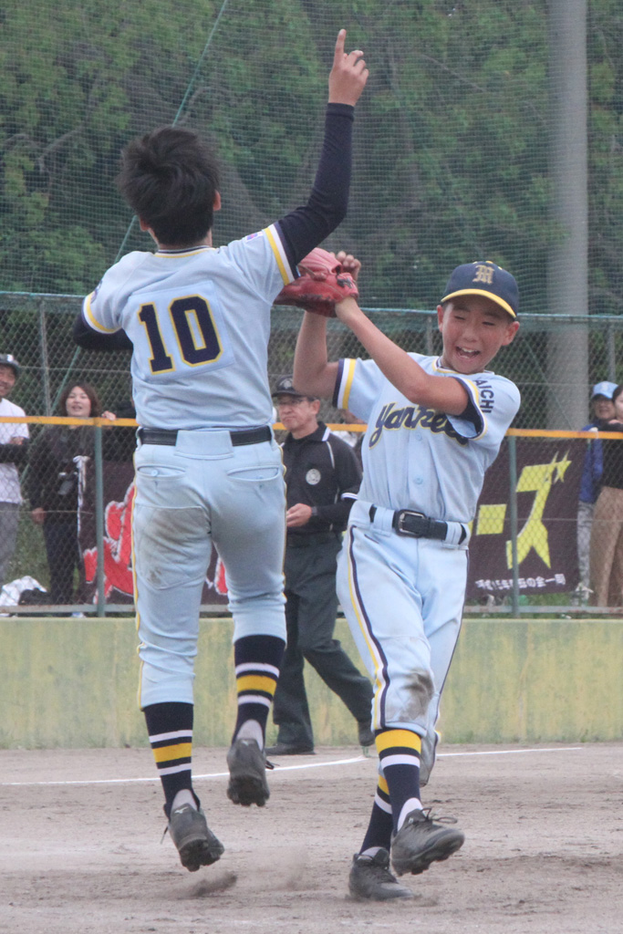 最終回にリリーフ登壇した幸ヤンキース宮澤侑大主将。勝利の瞬間、マウンド上でガッツポーズ(背番号10)