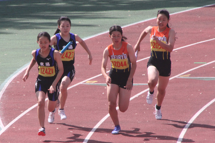 【女子４×１００㍍リレータイムレース決勝】２位に入った青陵（右）。左は５位東陽。