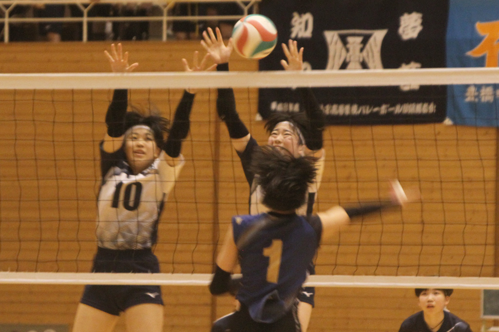 ２枚ブロックで相手の攻撃を止める豊橋中央の選手