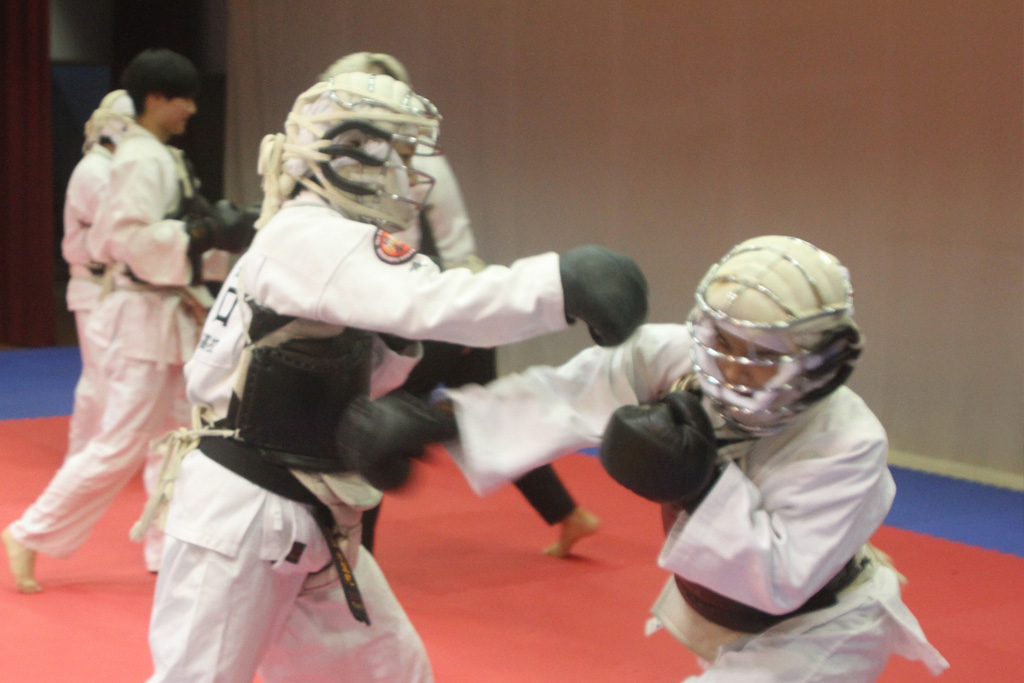 防具を付けて男女が一緒に練習に励む