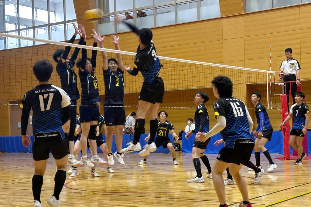 初戦のYAMAHA戦でアタックを決めるオールブラックスの選手