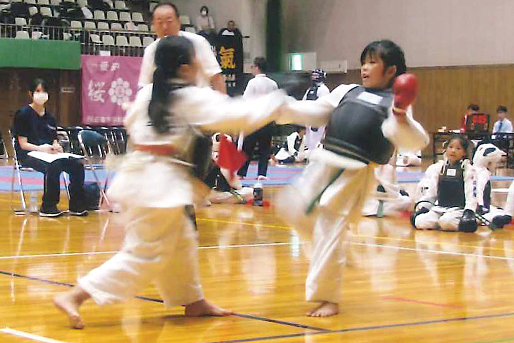 熱戦を展開する小学生女子