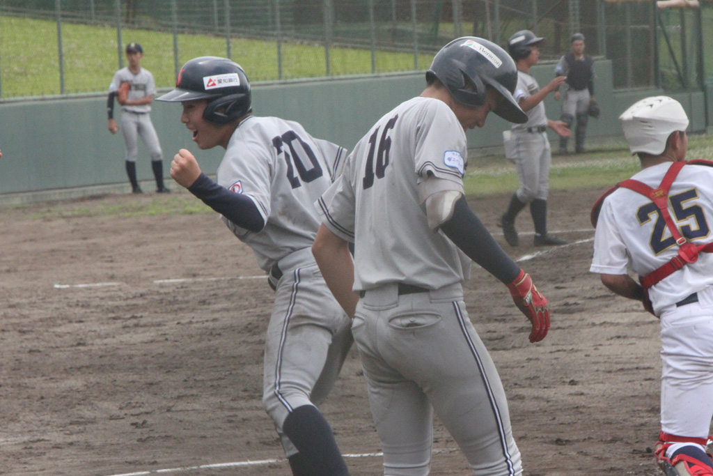 3回、寺島賢太の適時打で同点のホームを踏む磯谷修汰