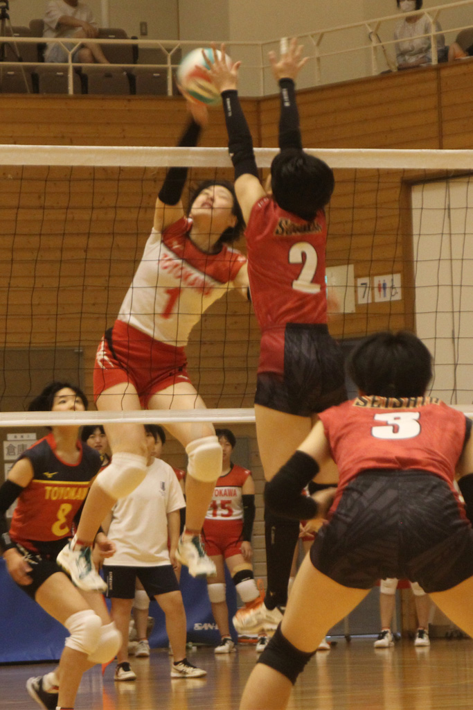 誠信戦でスパイクを放つ豊川のエース