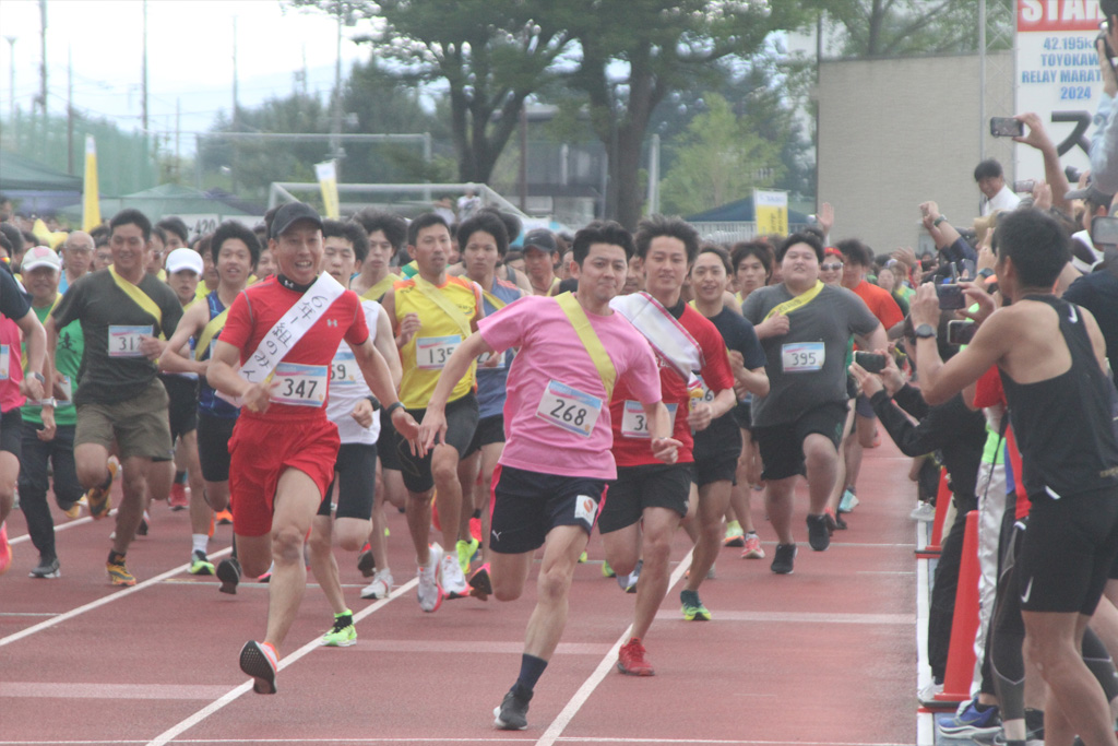チームエースの第１走者が勢いよくスタート