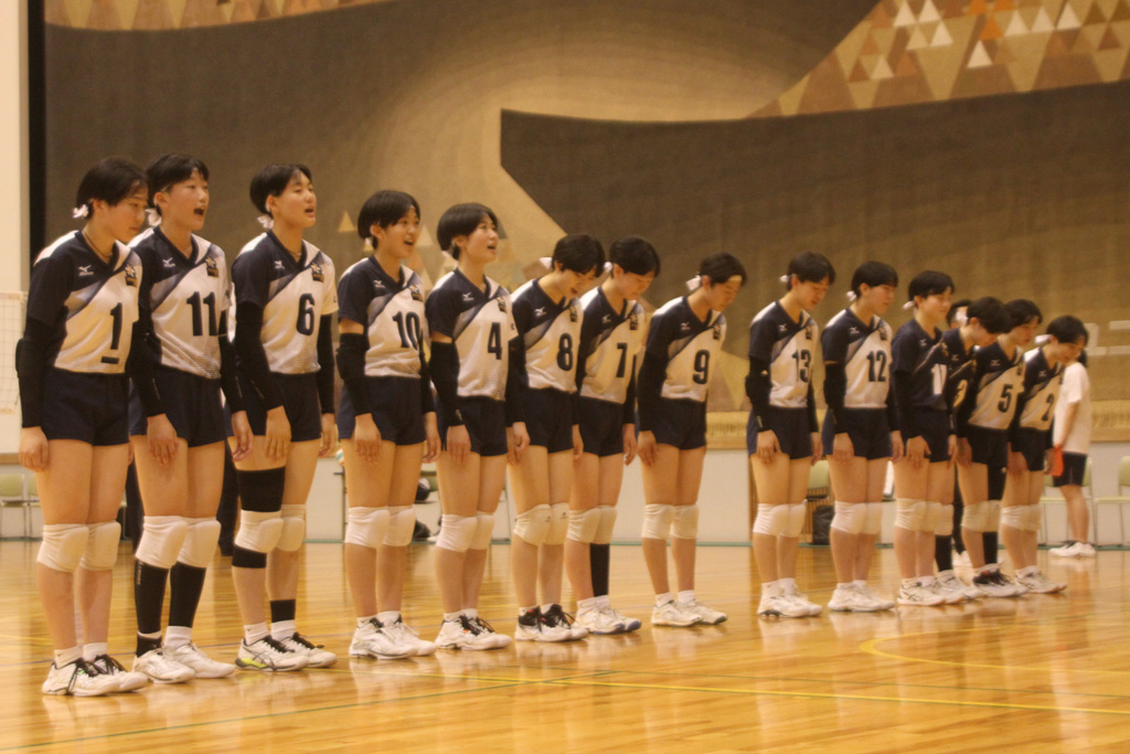 終了後、応援席にあいさつする豊橋中央