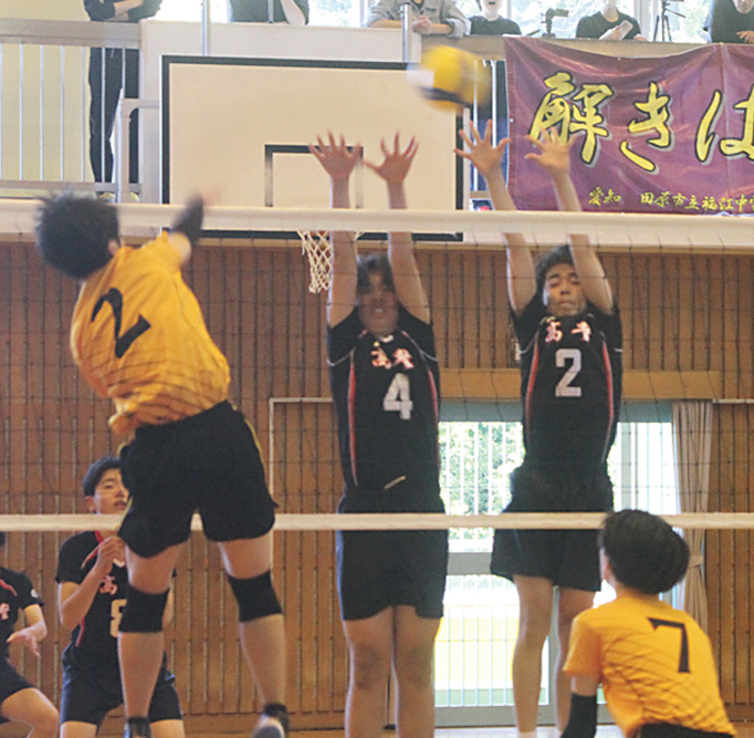 男子決勝。相手スパイクをブロックで止める高豊の選手