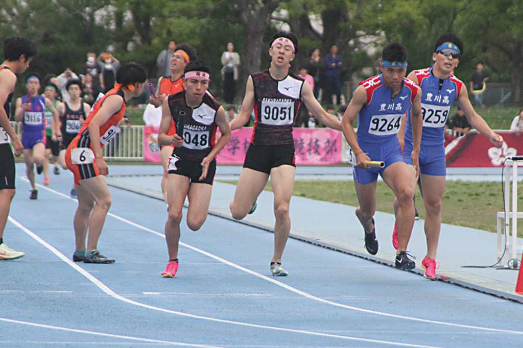 男子４×４００㍍リレー決勝。首位争いをする桜丘と豊川。バトンは３走からアンカーへ