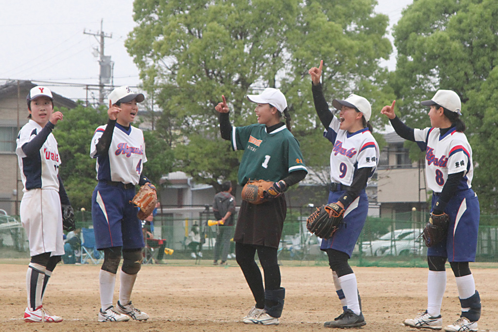準優勝した４校合同チーム。中央の選手（背番号１）が準決で藤ノ花女子を零封した豊橋商業の投手