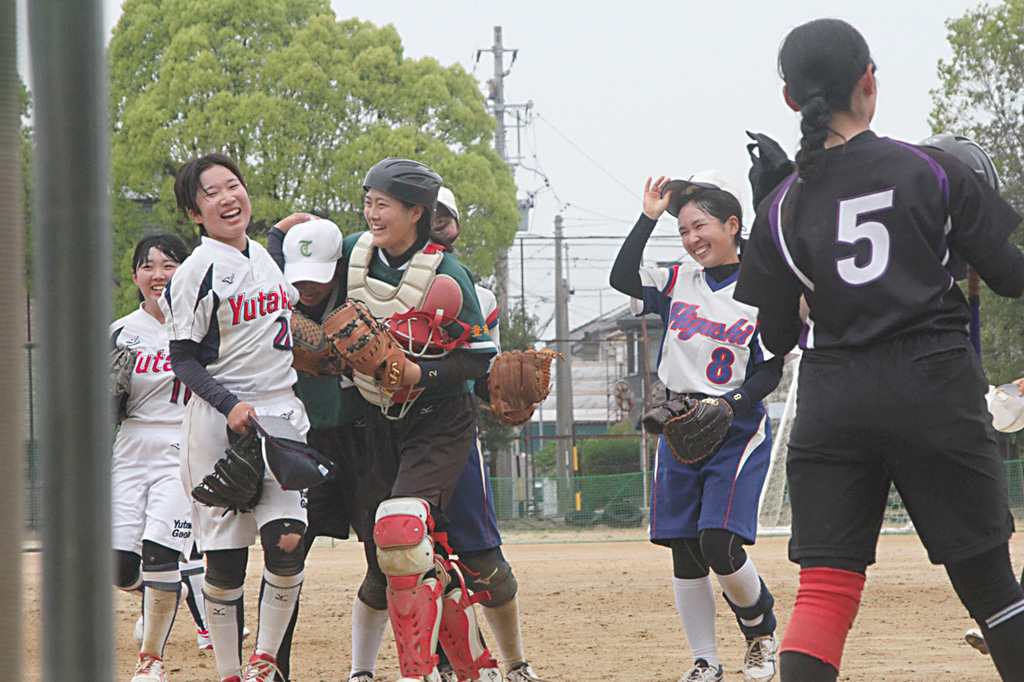 勝利を決めて喜ぶ選手たち