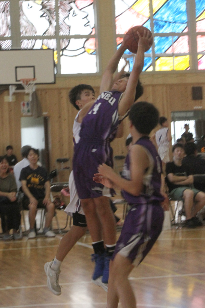 男子決勝「青陵ー南部」戦＝豊橋中部中体育館で