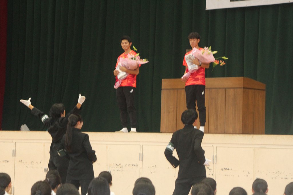 ２選手にエールを送る応援団員