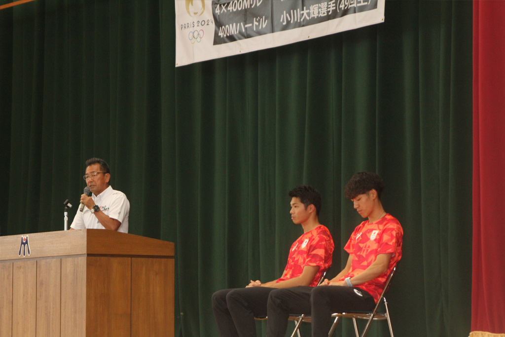 高校時代の活躍や思い出を紹介する陸上部の黒田昭夫顧問