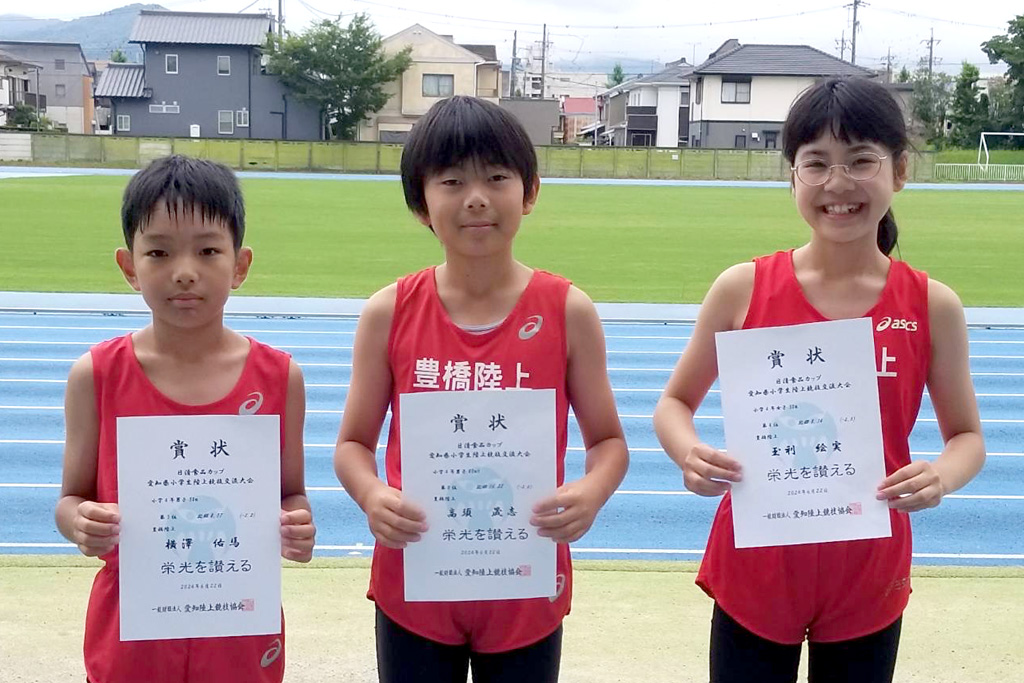 県大会で入賞した左から横澤佑馬君、高須晟志君、玉利絵実さん