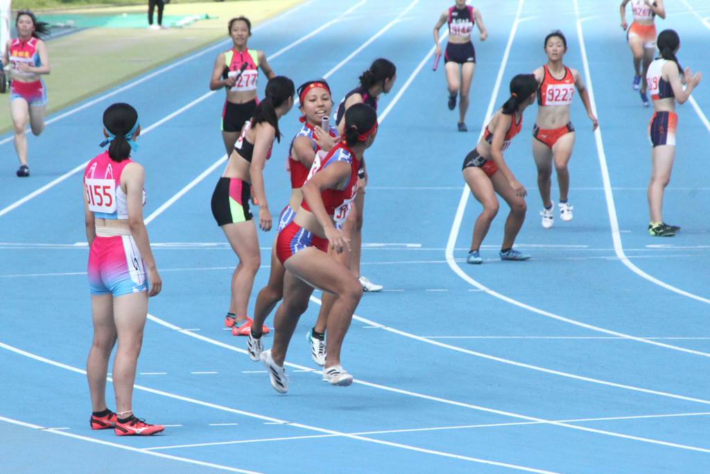 女子４×４００㍍リレー予選レース