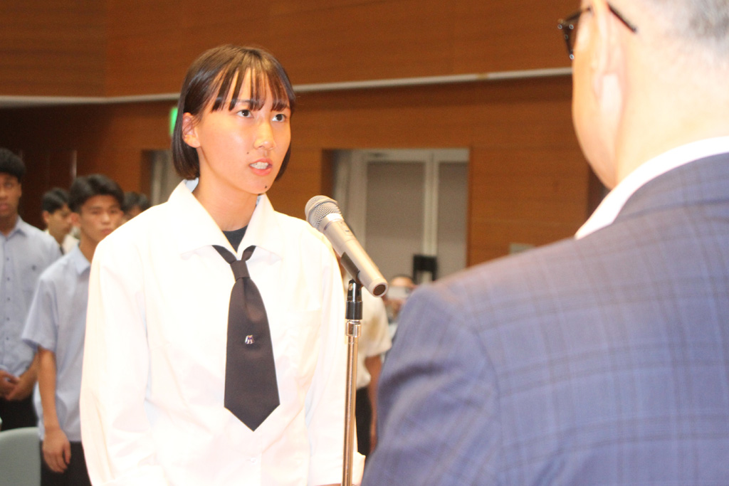 選手を代表して決意を述べる豊橋南高の佐竹愛琉さん