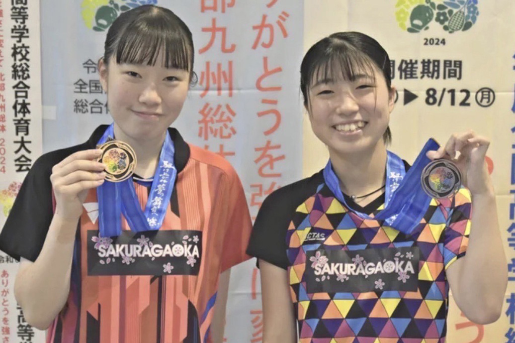 シングルスで銅メダルを獲得した山室早矢さん(左)と栗山優奈さん