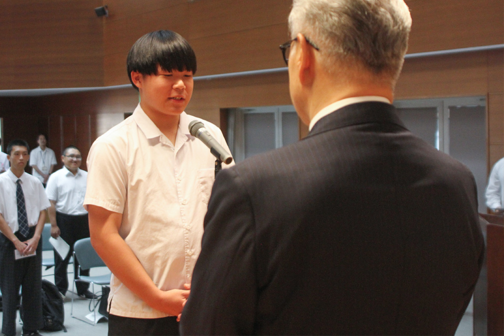 選手を代表して決意を述べる増田優希君