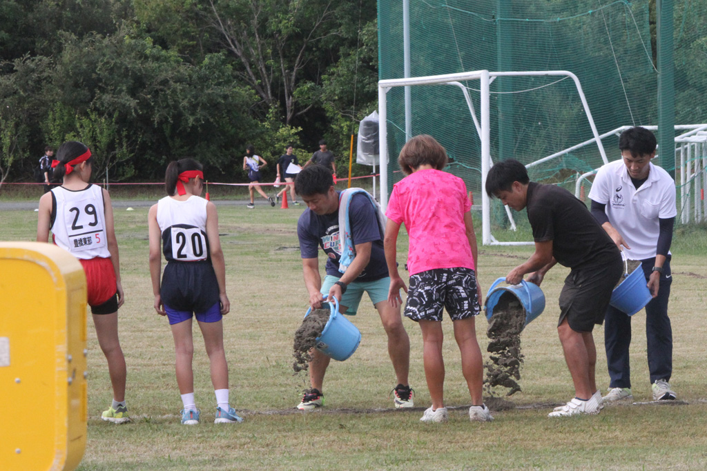 レース直前まで降り続いた雨の影響で踏ん張りの効かない箇所もあったが、大会役員が選手以上に汗を流し懸命に修復