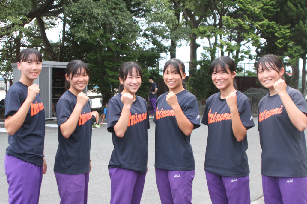 ▶︎日本選手権リレー競技に出場した４×４００㍍Ｒメンバー。左から佐竹愛琉さん、小川遥妃さん、彦坂莉朱さん、眞田あこさん、糟谷朋葉さん、羽田野景子さん