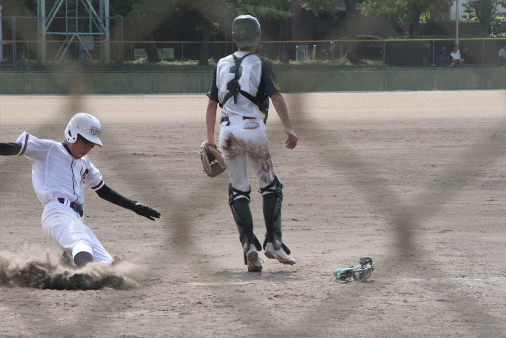 ５回、ランニングホームランで突き放した東陵クラブの伊地知＝東田球場で