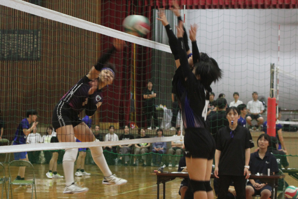 女子決勝「藤ノ花女子ー桜丘」＝いずれも豊丘高体育館で