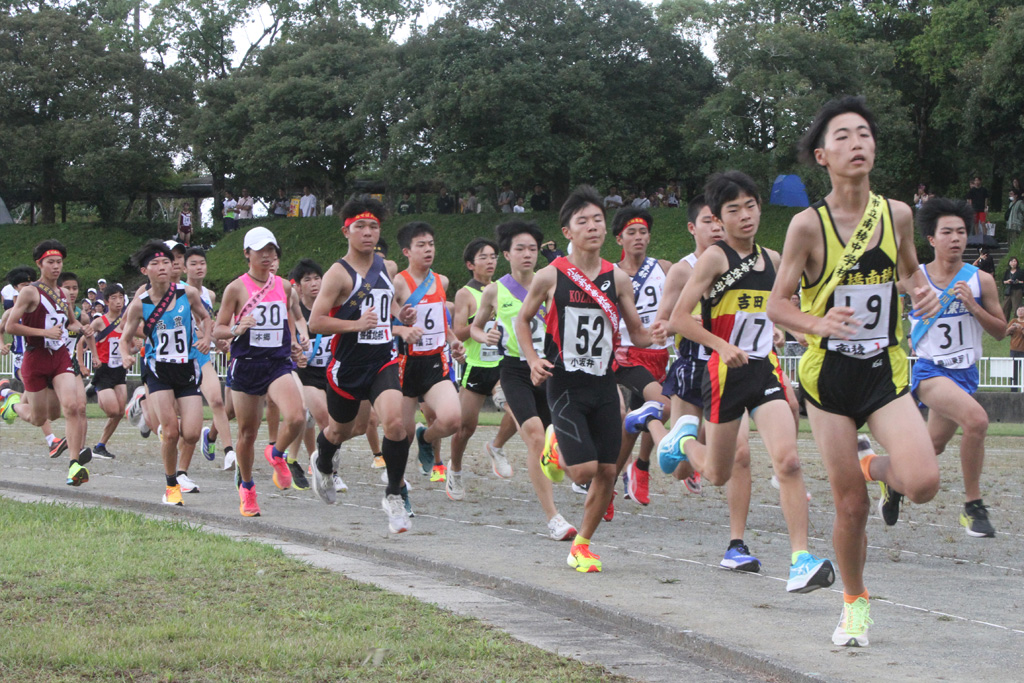 レースの流れをつくる男子１区スタート