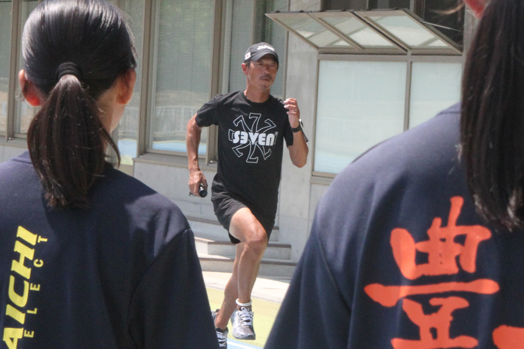 模範を見せながら踏み切り時のフォームを伝授