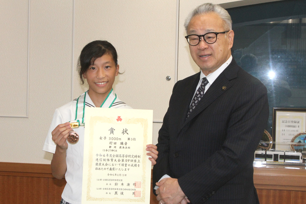 ３位入賞を浅井市長に報告