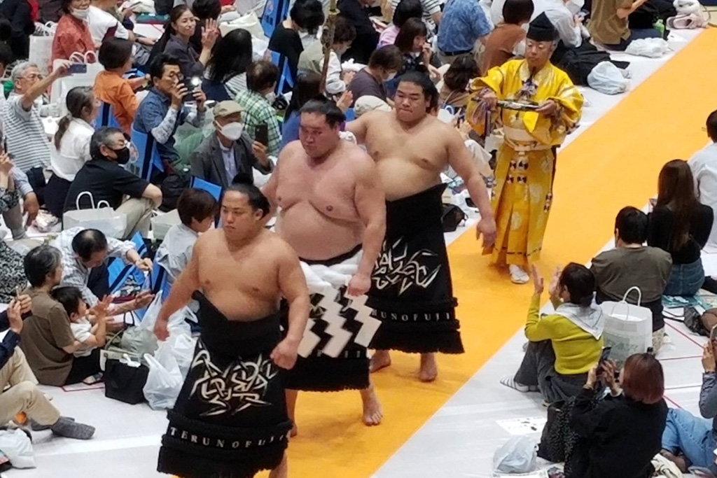 土俵入りを終えて支度部屋に戻る横綱照ノ富士