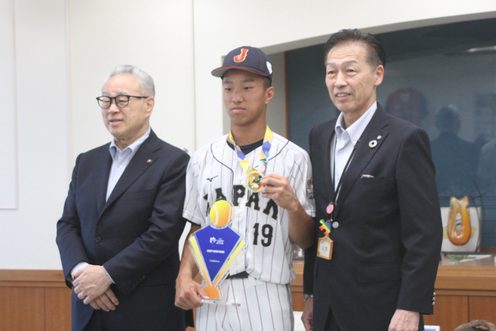 9日、豊橋市役所を訪れ、浅井由崇市長(左)と山西正泰教育長(右)に世界大会優勝を報告した福井君