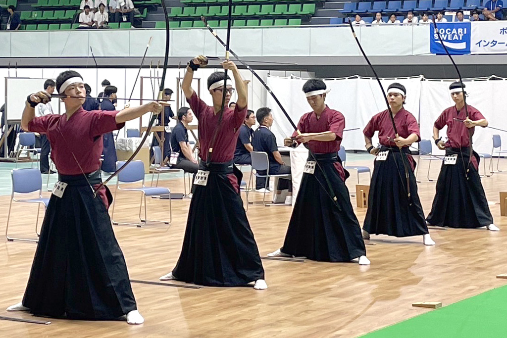 競技に臨む男子団体チーム