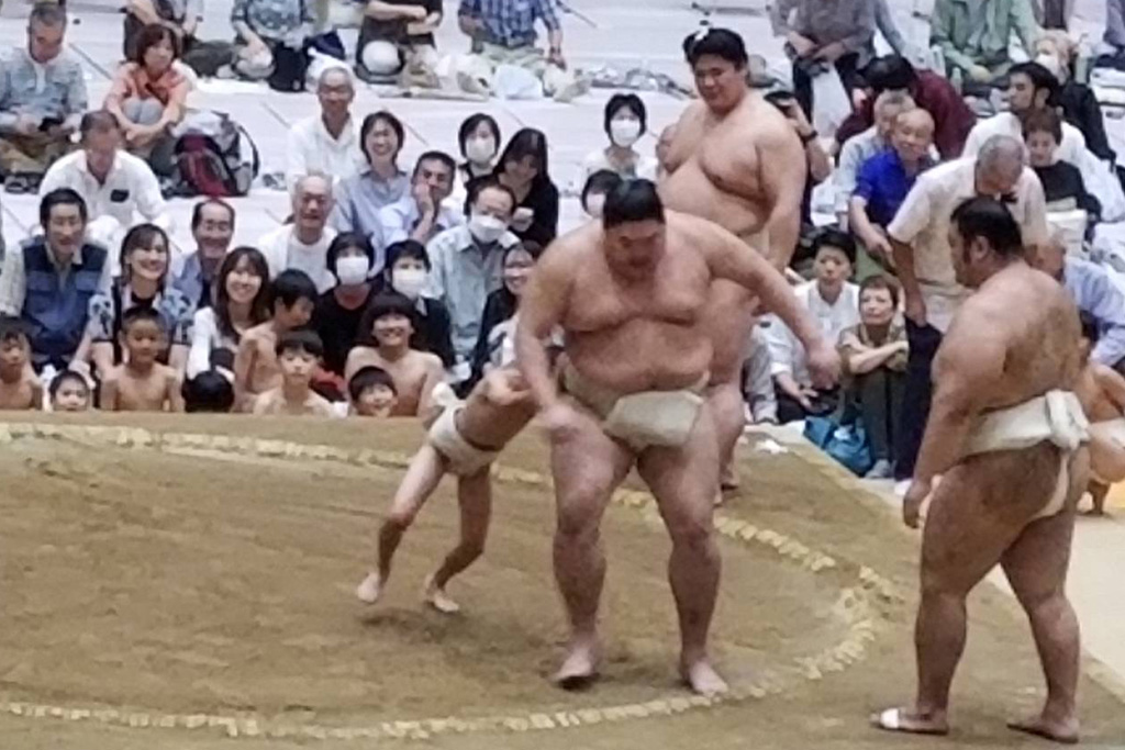 ふれあい会で阿炎を押し出す小学生力士
