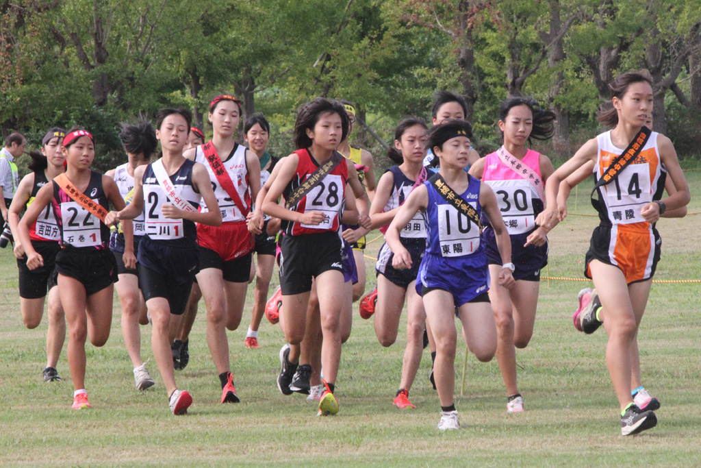 勢いよく飛び出す女子の第１走者