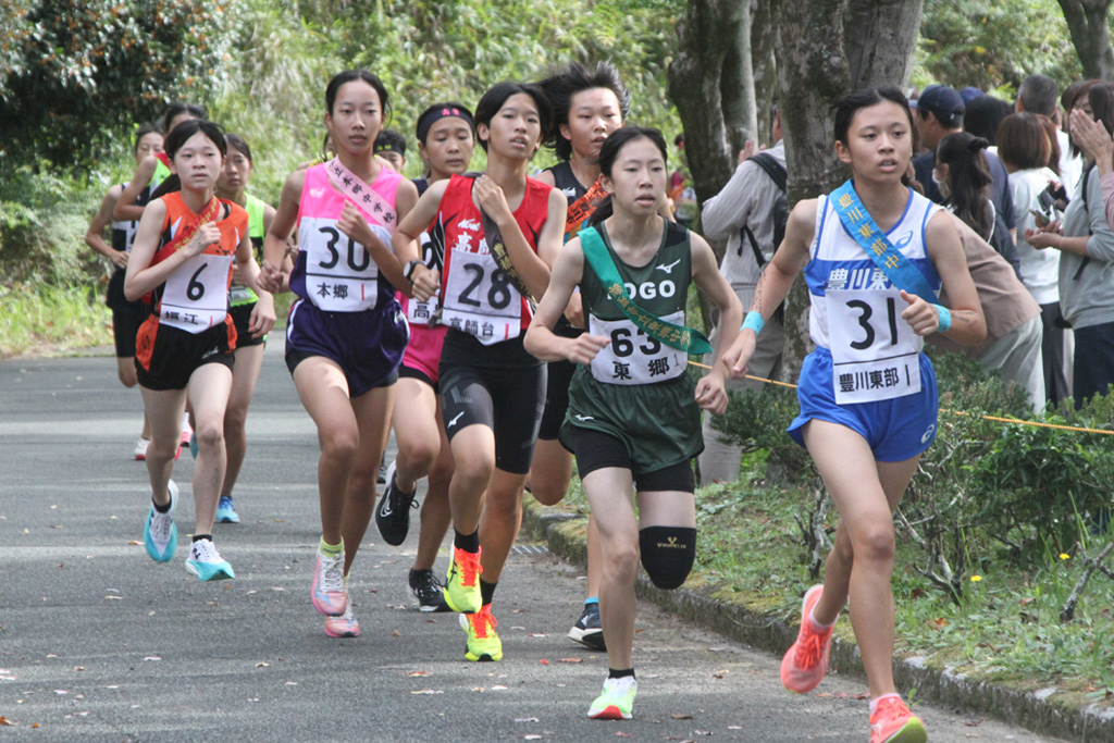 競技場横の坂道を駆け上がる女子選手