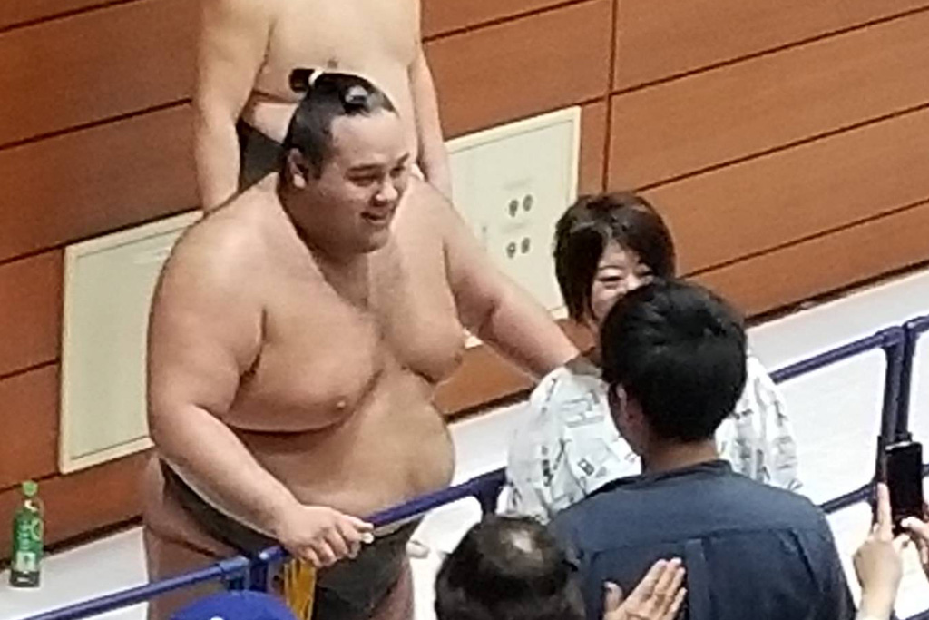 ファンと記念撮影に収まる金沢