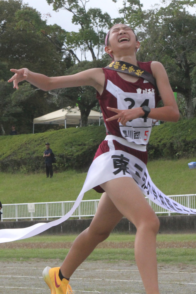 フィニッシュする女子優勝の豊川西部アンカー熊本みくる