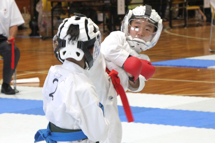 静と動、２つの「気」競う