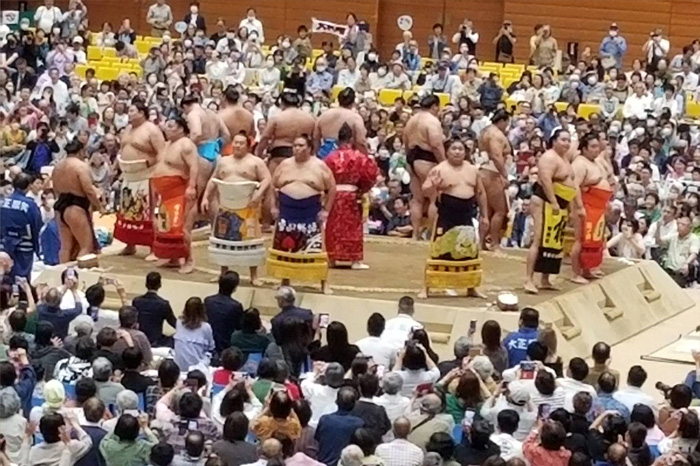 力士とふれあいファン大喜び