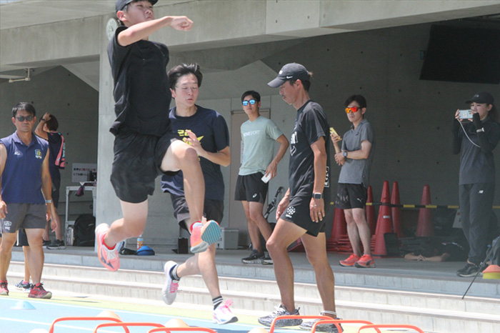 競技を通して人間力育てる坂部雄作さんが中高生らを指導