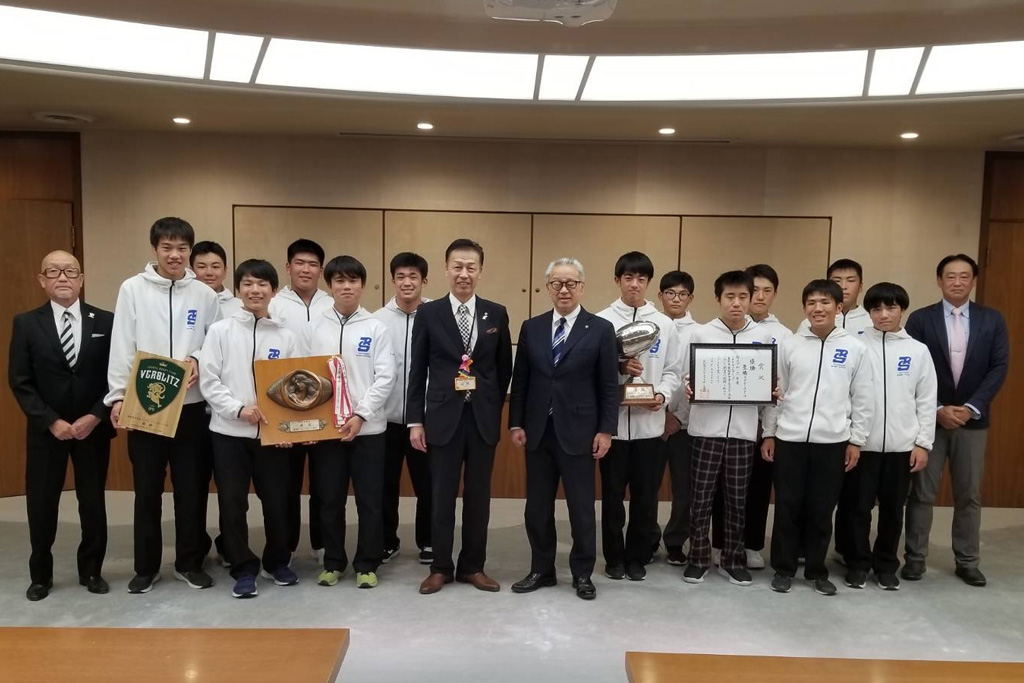 創設初「春秋連覇」を報告