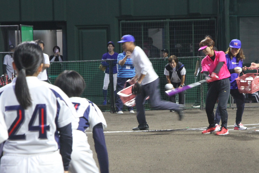 宇津木妙子さんによるノック練習。高校生たちが緊張しながら鋭い打球を捕球していた＝豊橋市民球場で