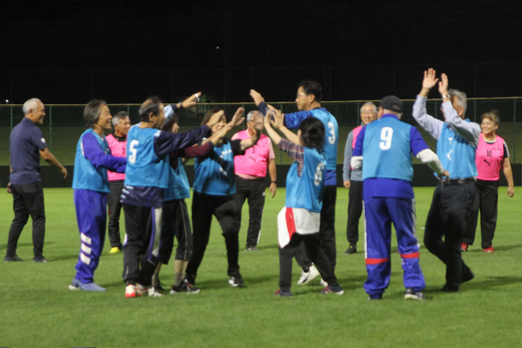 味方が得点を決めるとハイタッチで祝福