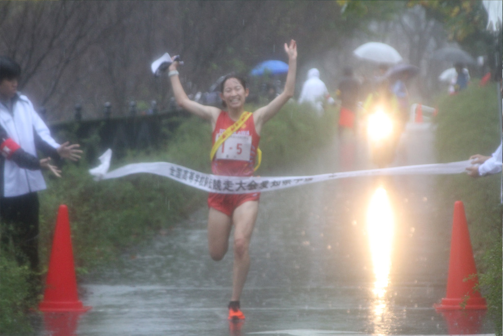 両拳を突き上げてフィニッシュする豊川女子のアンカー秋竹凛音