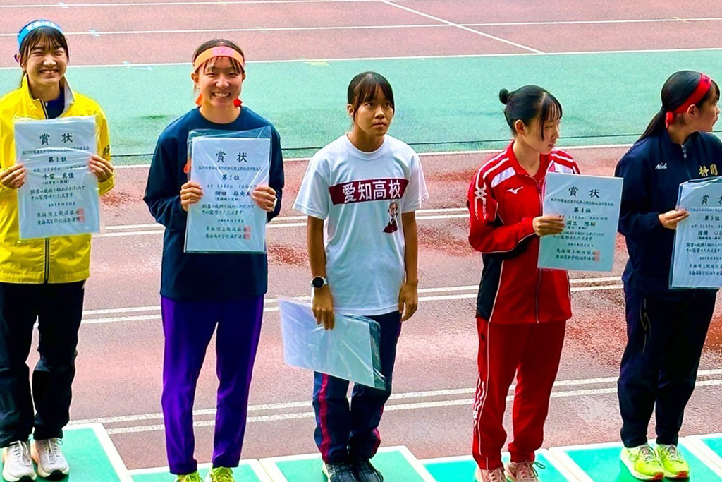 東海新人の表彰台で笑顔をつくる柳田さん（左から２番目）