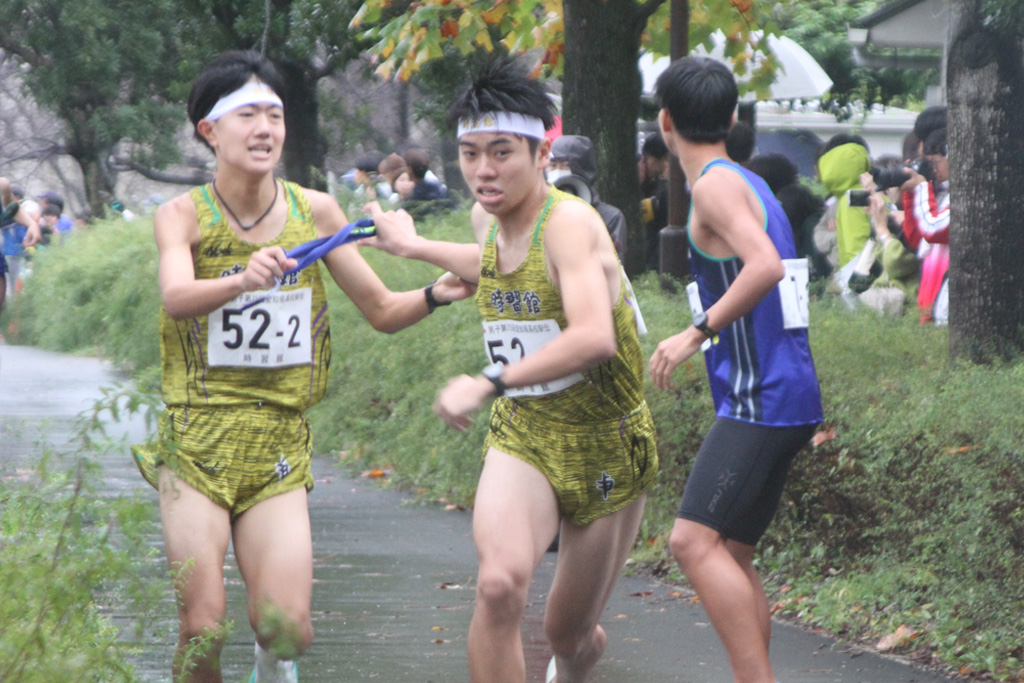 男子の部で７位だった時習館。たすきは２区長坂昇磨から３区小林晴琉へ