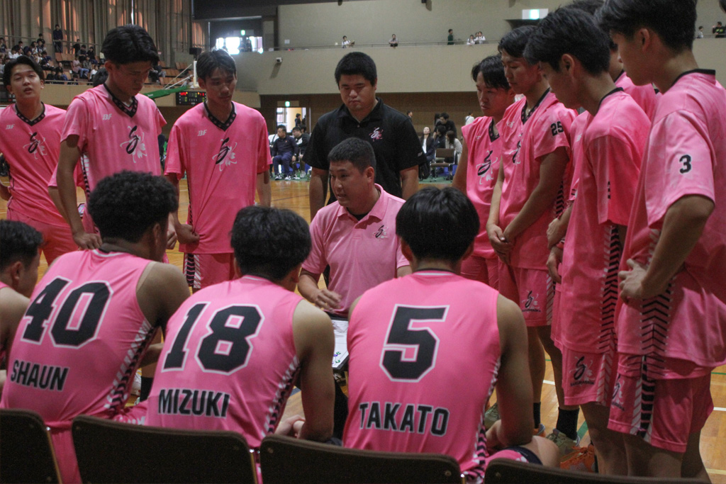 試合前に指示を送る水越監督