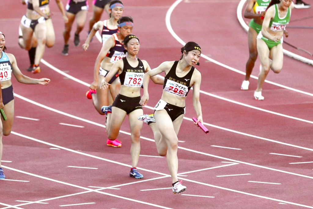 インターハイ4×100mリレー決勝。アンカーにバトンを渡す3走の布施さん