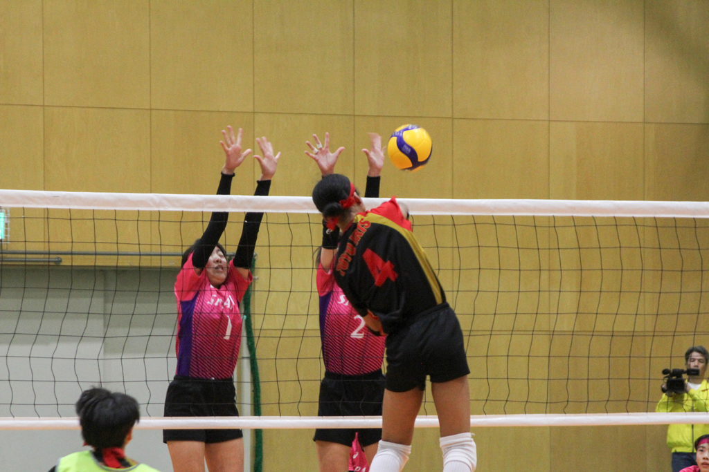 相手エースのスパイクを2枚ブロックで止めるSPARK