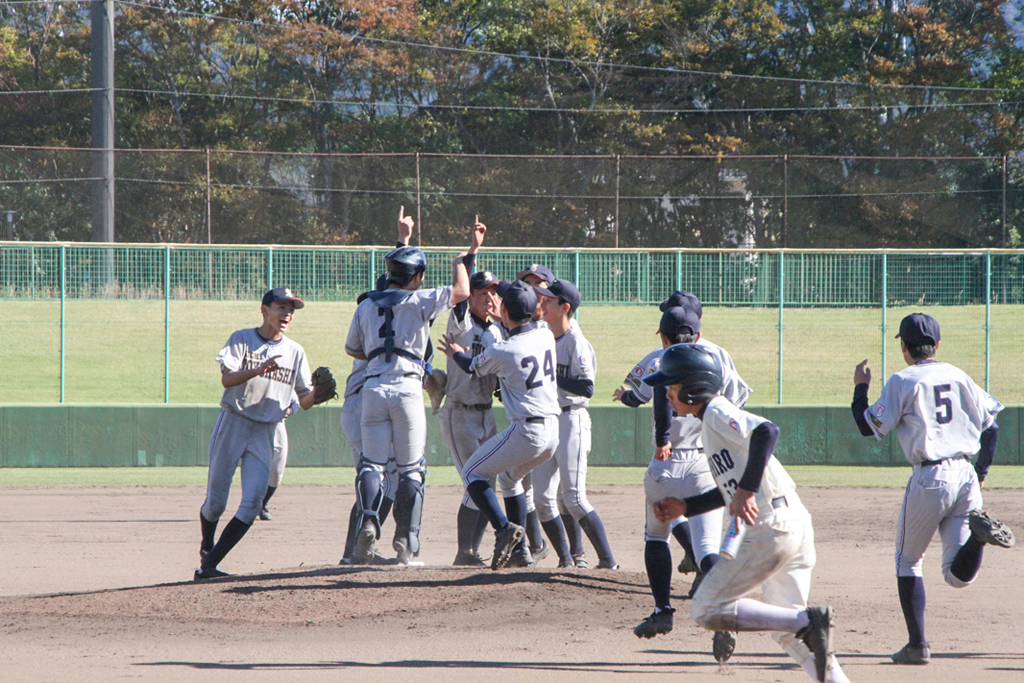 優勝を決め、マウンド上で喜びを爆発させる選手たち